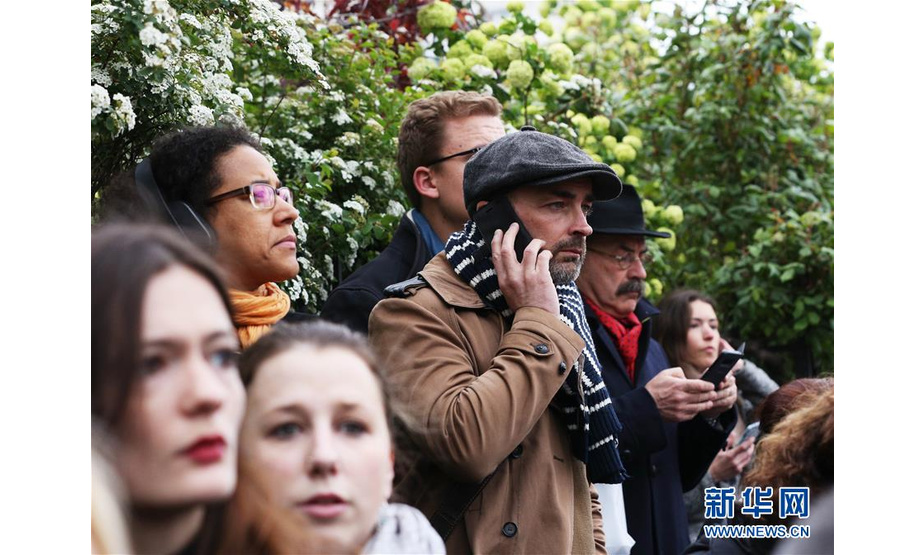 4月16日，在法国巴黎，人们聚集在“受伤”的巴黎圣母院附近。新华社记者 高静 摄