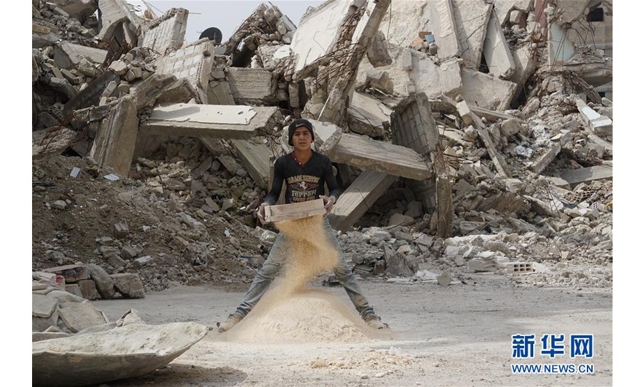 3月12日，在叙利亚大马士革东古塔地区，一名男子在工地干活。 新华社记者汪健摄