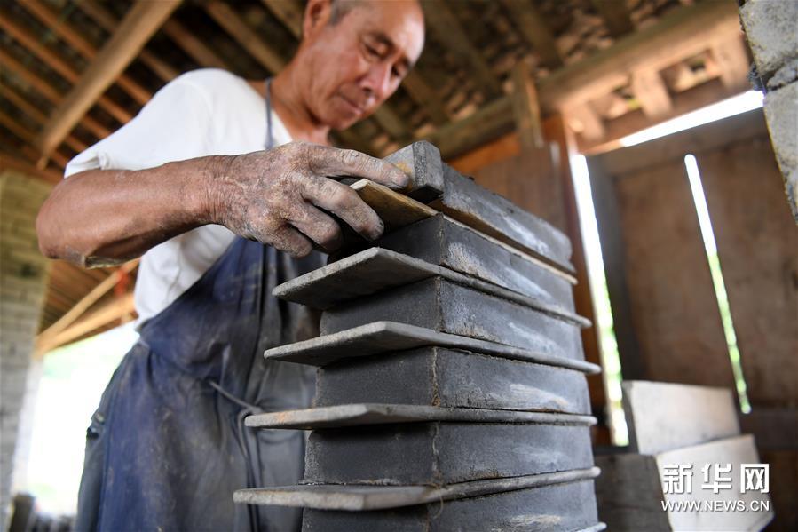 8月15日，在泾县茂林花砖厂，工人在制坯。 花砖是安徽省泾县茂林镇特有的一种古建装饰材料，主要用于门、墙、窗户的装饰。上品花砖呈青白色，不仅花纹清晰、图案雅致，而且具有手感轻柔、不沾灰的特点。明清时期，花砖开始普遍运用于茂林当地民宅中。然而，花砖制作工艺复杂，成本高，加上花砖艺人因躲避战乱流落他乡，花砖制作工艺一度失传。20世纪90年代，茂林人开始重新挖掘花砖制作工艺，逐渐恢复了花砖的生产。如今，花砖制作工艺包括取土、制坯、烧制、水磨等12道大的工序。2014年，花砖制作技艺被列为安徽省省级非物质文化遗产。 新华社记者 刘军喜 摄