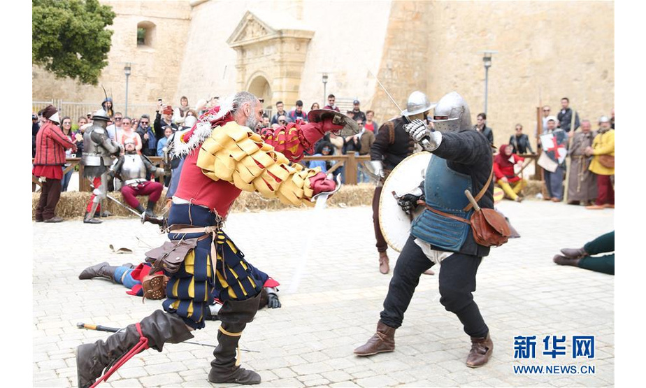 5月5日，在马耳他姆迪纳古城举行的中世纪文化节上，两名装扮成欧洲中世纪时期士兵的演员进行格斗表演。 新华社发（袁韵摄）