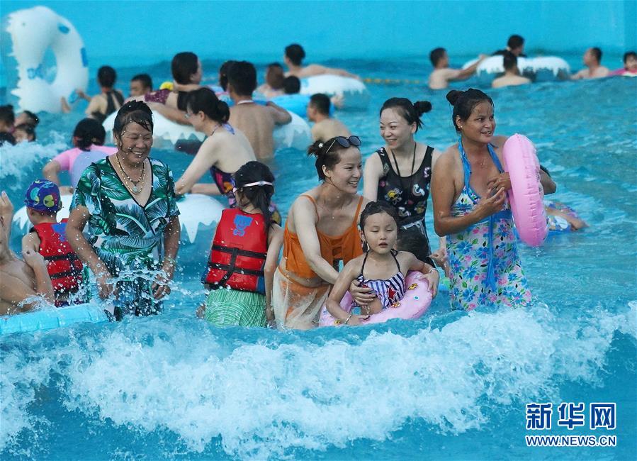 　　市民在南昌保利冰雪水世界戏水游玩（8月3日摄）。 近日，江西多地持续高温，不少南昌市民来到水上乐园，体验趣味水上活动，享受夏日清凉。 新华社记者 万象 摄

