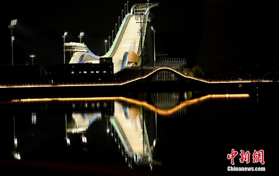 10月26日晚，北京首钢滑雪大跳台流光溢彩。 中新社记者 张兴龙 摄