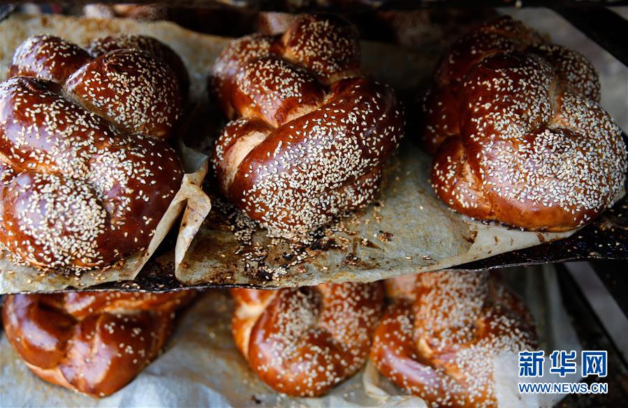 这是9月5日在耶路撒冷犹太社区的一家面包店里拍摄的“沙拉”面包。“沙拉”面包是犹太人的传统食品，在每周的安息日和一些重要的犹太教节日上食用。传统的“沙拉”面包由鸡蛋、精面粉等做成，现在也发展出全麦、蜂蜜、巧克力等种类的“沙拉”面包。新华社发（吉尔·科恩·马根 摄）