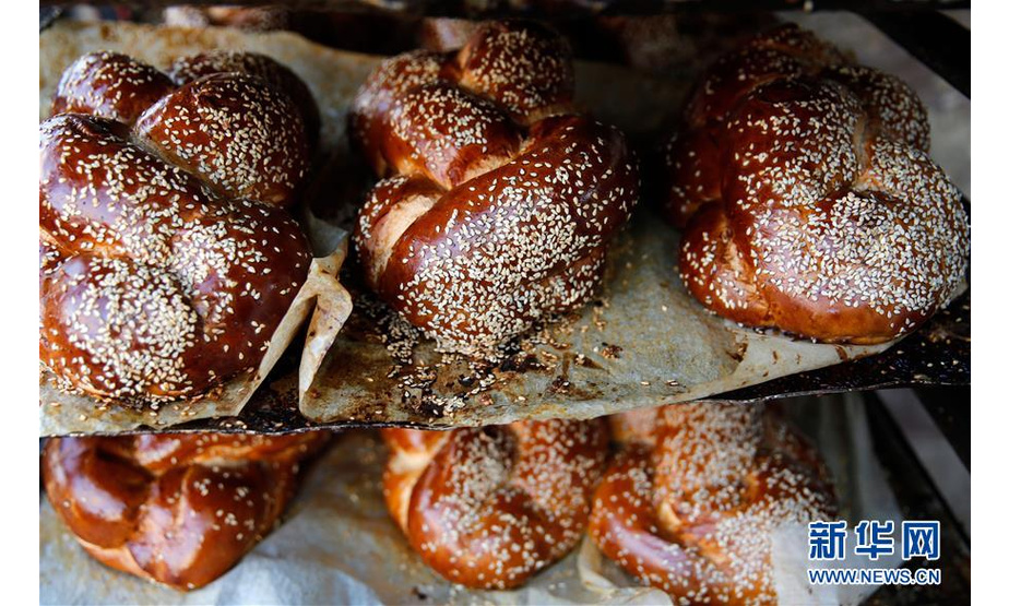 这是9月5日在耶路撒冷犹太社区的一家面包店里拍摄的“沙拉”面包。“沙拉”面包是犹太人的传统食品，在每周的安息日和一些重要的犹太教节日上食用。传统的“沙拉”面包由鸡蛋、精面粉等做成，现在也发展出全麦、蜂蜜、巧克力等种类的“沙拉”面包。新华社发（吉尔·科恩·马根 摄）