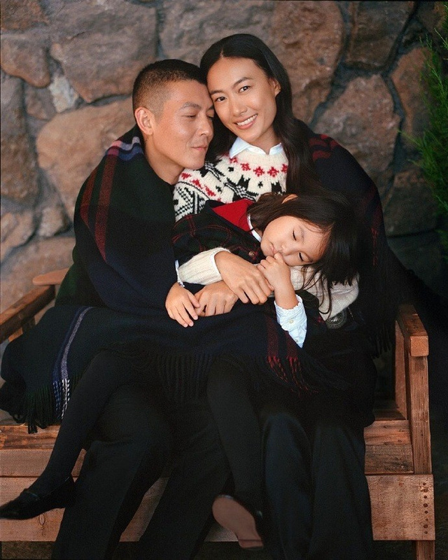 陈冠希一家三口拍大片夫妻甜蜜对视女儿气场超强
