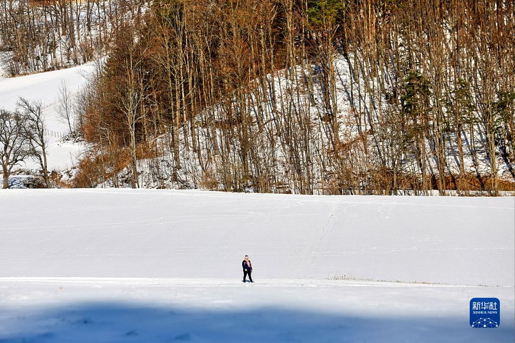 这是12月10日在奥地利下奥地利州一处山区拍摄的雪景。

　　近日，奥地利全境遭遇降雪天气，雪后的奥地利山区风景如画，美不胜收。

　　新华社发（乔治斯·施耐德 摄）