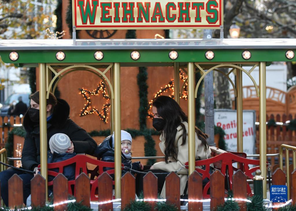 11月22日，在德国法兰克福圣诞市场，人们乘坐“迷你火车”。

　　受新冠疫情影响，德国柏林、法兰克福等地的圣诞市场有的取消，有的在较为严格的防疫措施下开放。

　　新华社记者 逯阳 摄