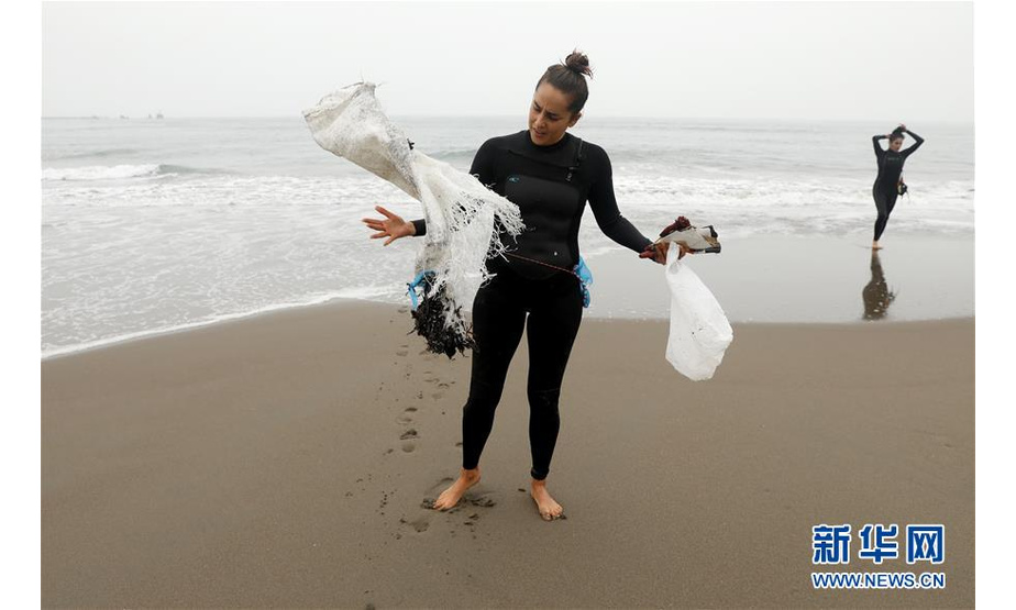 6月8日，在秘鲁首都利马，志愿者清理海滩，庆祝世界海洋日。 6月8日是由联合国大会确定的世界海洋日。 新华社发（玛利亚娜·巴索摄）