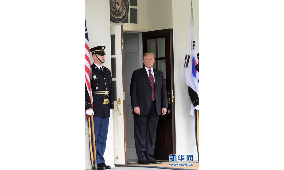 5月22日，美国总统特朗普（右）在华盛顿白宫等候到访的韩国总统文在寅。 新华社记者杨承霖摄
