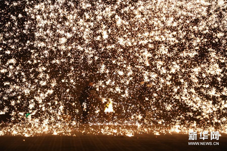 2月22日，在山东省临沂市郯城县郯国古城景区，民间艺人表演“打铁花”。新华社发（张春雷 摄）