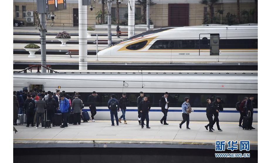 4月9日，乘坐高铁列车的旅客在天津站上下车。4月10日零时起，全国铁路将实施新的列车运行图，优化高铁列车开行方案。 新华社发（杨宝森 摄）