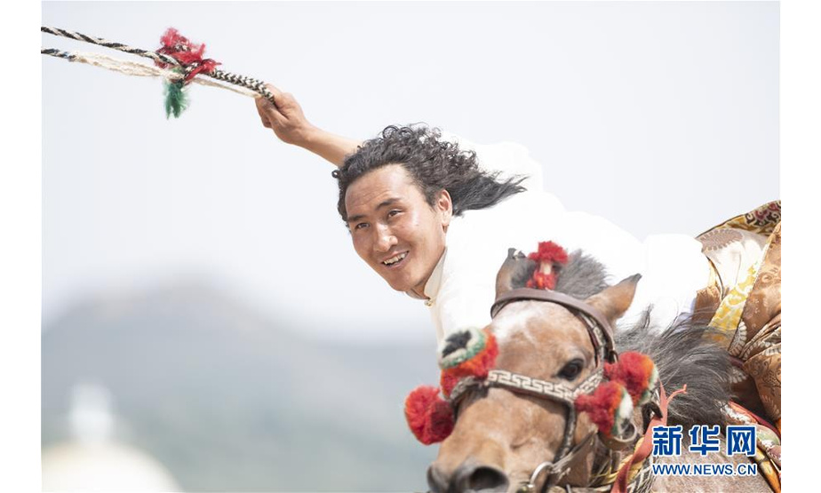 7月15日，青海代表团选手表演乘马抛石头。 当日，在内蒙古呼和浩特市举办的第十一届全国少数民族传统体育运动会马上项目进入第四个比赛日。 新华社记者沙达提摄