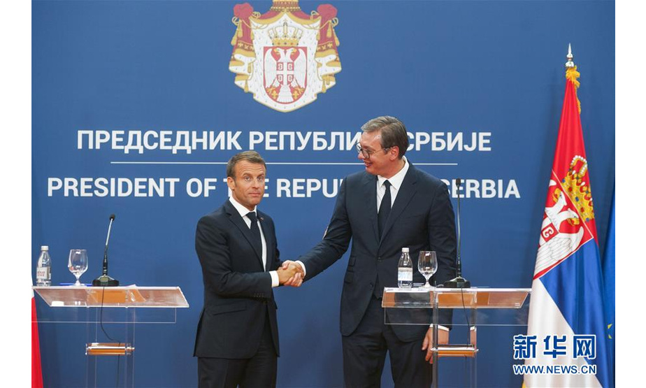 7月15日，在塞尔维亚首都贝尔格莱德，塞尔维亚总统武契奇（右）与来访的法国总统马克龙出席新闻发布会。 正在塞尔维亚访问的法国总统马克龙15日说，塞尔维亚为加入欧盟做出不少改变，但欧盟目前没有为吸纳新成员国做好准备。欧盟运转状况不佳，需要通过改革提高决策效率，与塞尔维亚入盟进程相匹配。 新华社发（米洛萨夫列维奇摄）