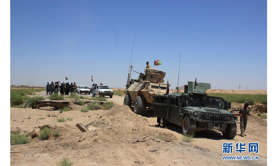 6月16日，在阿富汗南部赫尔曼德省，安全部队士兵参加针对塔利班武装分子的军事行动。 新华社发（萨夫达里摄）