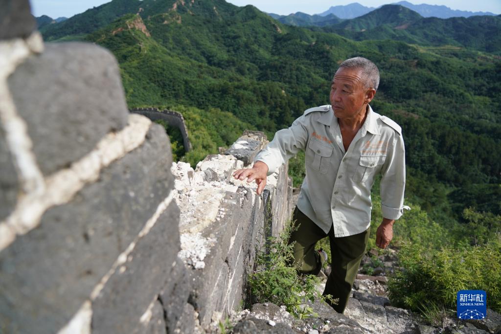 2020年8月20日，张鹤珊在河北省秦皇岛城子峪长城上巡护。

　　新华社记者 牟宇 摄