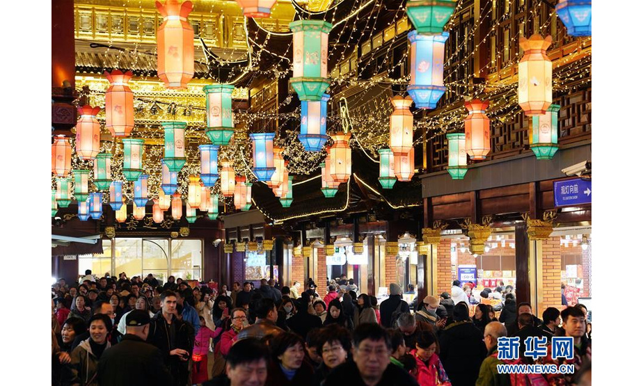 1月20日，游客在豫园赏灯。 春节即将来临，众多市民和游客来到“2020年豫园新春民俗艺术灯会”赏灯游园。今年的上海豫园灯会将从1月10日持续至2月11日。 新华社记者 刘颖 摄