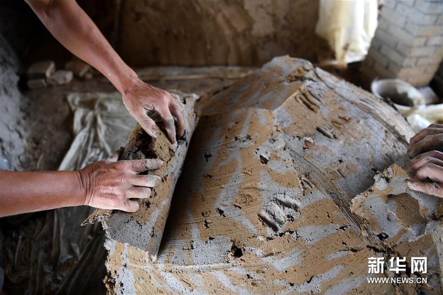 8月15日，在泾县茂林花砖厂，工人将两种不同的泥进行混合。 花砖是安徽省泾县茂林镇特有的一种古建装饰材料，主要用于门、墙、窗户的装饰。上品花砖呈青白色，不仅花纹清晰、图案雅致，而且具有手感轻柔、不沾灰的特点。明清时期，花砖开始普遍运用于茂林当地民宅中。然而，花砖制作工艺复杂，成本高，加上花砖艺人因躲避战乱流落他乡，花砖制作工艺一度失传。20世纪90年代，茂林人开始重新挖掘花砖制作工艺，逐渐恢复了花砖的生产。如今，花砖制作工艺包括取土、制坯、烧制、水磨等12道大的工序。2014年，花砖制作技艺被列为安徽省省级非物质文化遗产。 新华社记者 刘军喜 摄