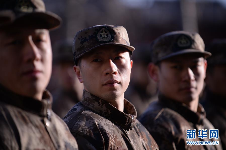 1月13日，中国国家乒乓球队队员马龙（中）在训练中。当日，中国国家乒乓球队在北京某军事体育训练中心开始为期一周的军训。新华社发（侯昭康摄）