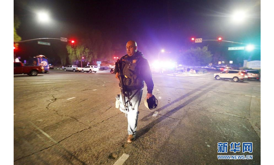 11月8日，在美国文图拉县绍森欧克斯市，警察在发生枪击事件的酒吧附近执勤。 新华社发（赵汉荣摄）