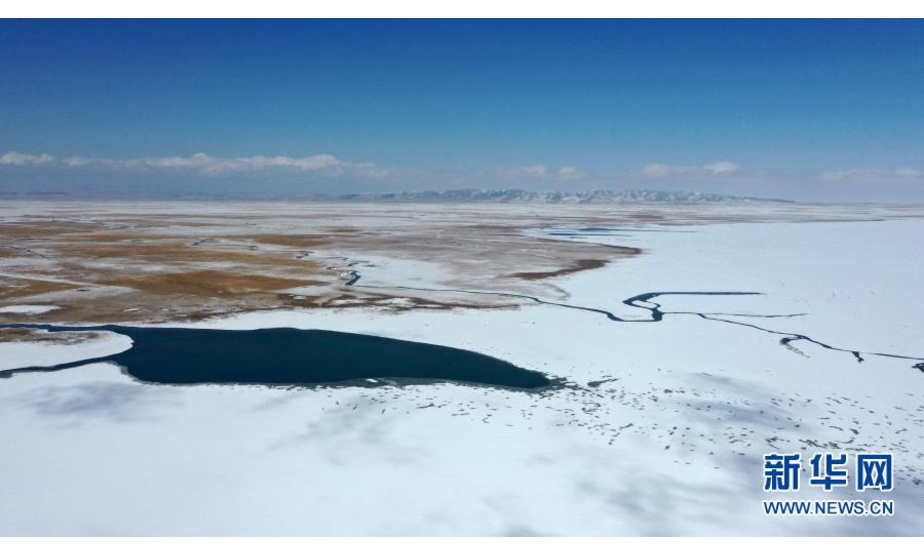 这是雪后的青海湖畔一角（2月25日摄，无人机照片）。

　　近日，一场降雪过后，青海湖畔在白雪覆盖下形成千里雪原的壮观景象。新华社记者 张宏祥 摄