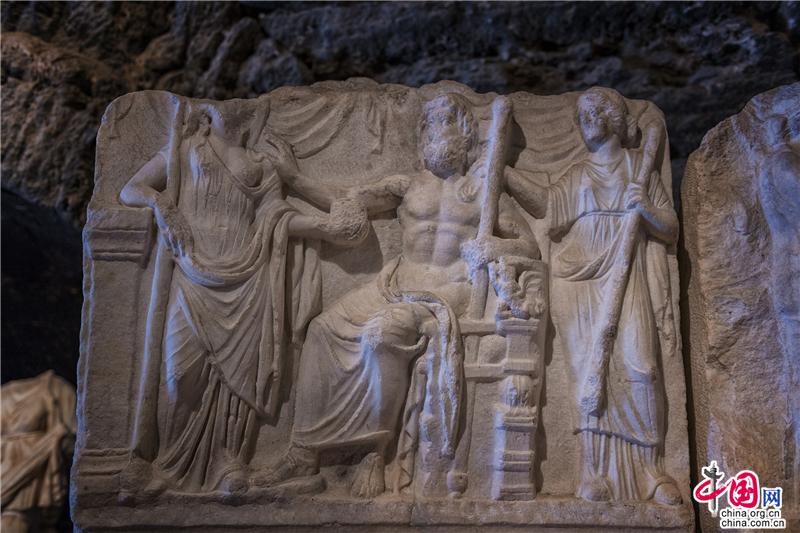 希拉波利斯古城始建于公元前二世纪的古希腊帕加马王国，公元前190年，在公元二至三世纪经古罗马人的不断完善而发展至鼎盛时期，成为古罗马浴场的中心。（作者：刘杰）