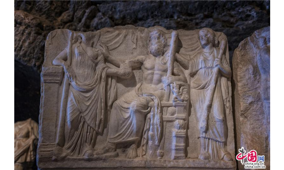希拉波利斯古城始建于公元前二世纪的古希腊帕加马王国，公元前190年，在公元二至三世纪经古罗马人的不断完善而发展至鼎盛时期，成为古罗马浴场的中心。（作者：刘杰）