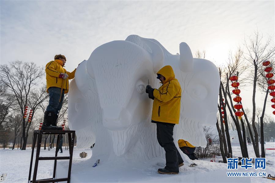 　1月13日 ，参赛选手在哈尔滨太阳岛雪博会园区创作雪雕。新华社记者 王松 摄