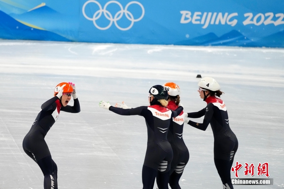 2月13日，荷兰队选手在比赛后庆祝。当日，北京2022年冬奥会短道速滑项目女子3000米接力决赛在首都体育馆举行，荷兰队获得冠军。 中新社记者 毛建军 摄