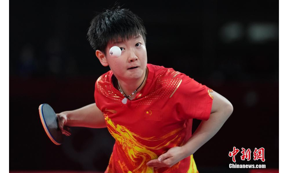 7月29日，在东京奥运会乒乓球女子单打决赛中，中国选手陈梦以4比2战胜队友孙颖莎，夺得冠军。孙颖莎获得亚军。图为孙颖莎在决赛中。 中新社记者 杜洋 摄