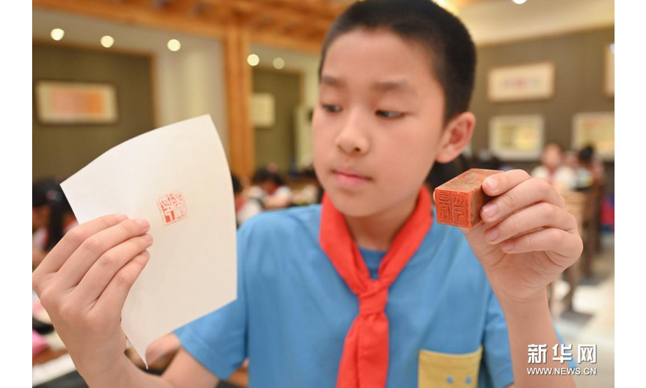 5月11日，在福州市乌山小学，篆刻兴趣班学生在展示篆刻作品。新华社记者 宋为伟 摄