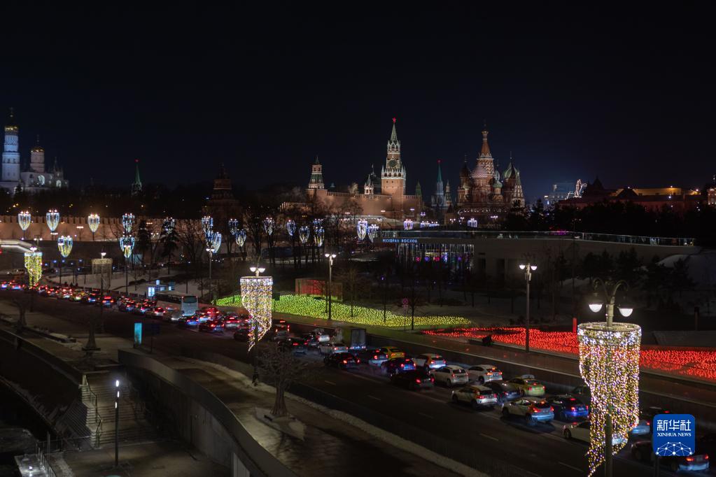 这是12月11日在俄罗斯首都莫斯科拍摄的克里姆林宫和圣瓦西里教堂。

　　新华社记者白雪骐摄