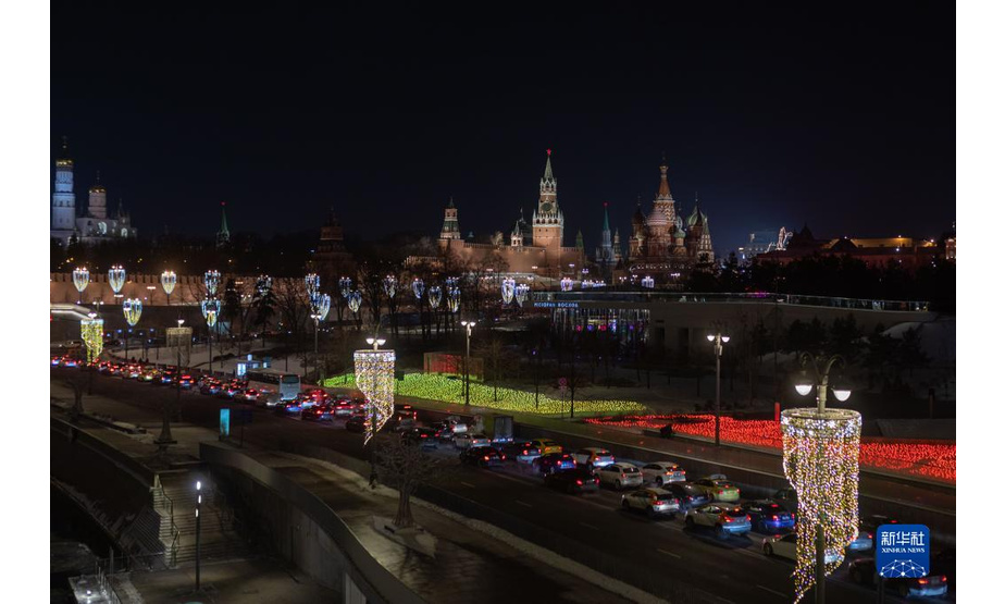 这是12月11日在俄罗斯首都莫斯科拍摄的克里姆林宫和圣瓦西里教堂。

　　新华社记者白雪骐摄