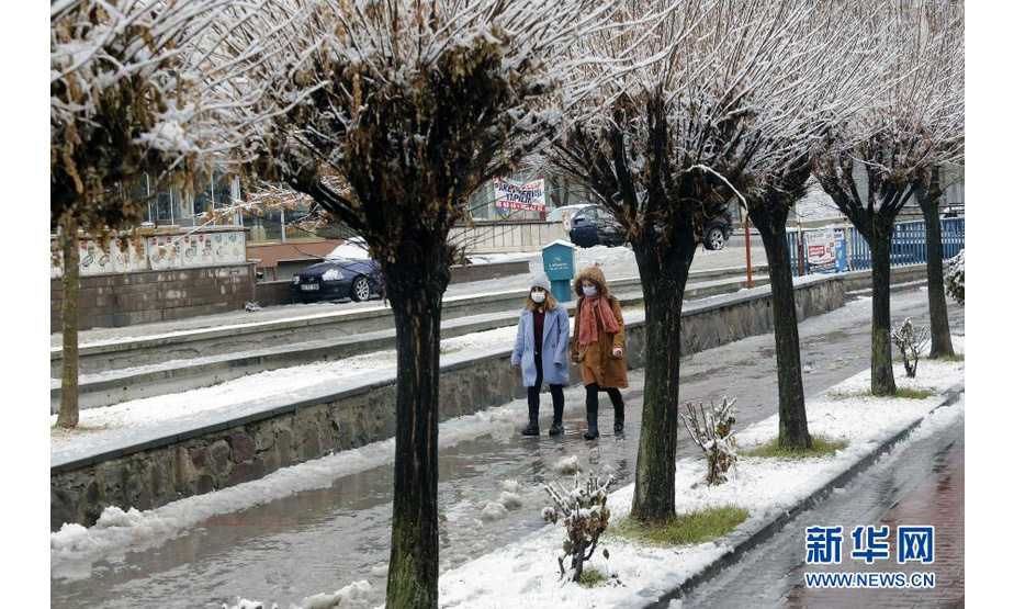 1月13日，在土耳其安卡拉，行人行走在雪后街道上。新华社发（穆斯塔法·卡亚摄）