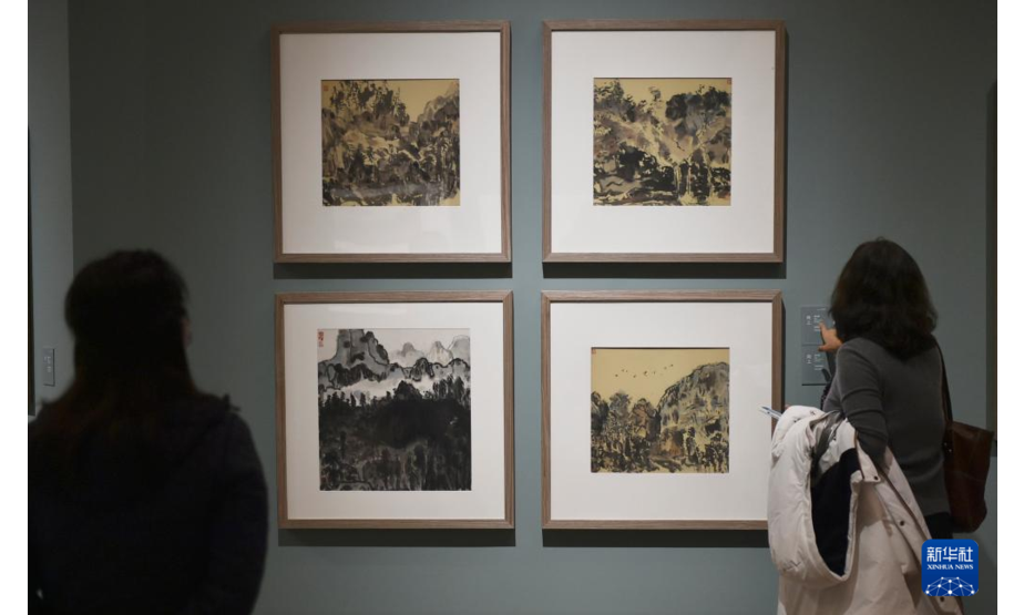 11月29日，参观者在中国美术馆参观展览。新华社记者 鲁鹏 摄