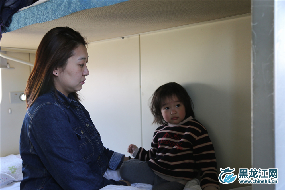 母亲在安慰着孩子。 石启立 摄