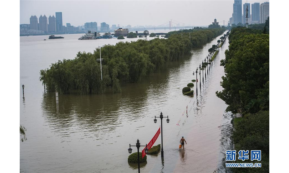 　　7月13日，长江救援队队员在江面上巡逻。江水已经淹没至汉口江滩一级亲水平台。 当日17时，长江干流汉口站水位达28.74米，较之前的洪峰水位28.77米出现轻微下降。长江中下游洪水洪峰顺利通过汉口江段。 新华社记者 肖艺九 摄

