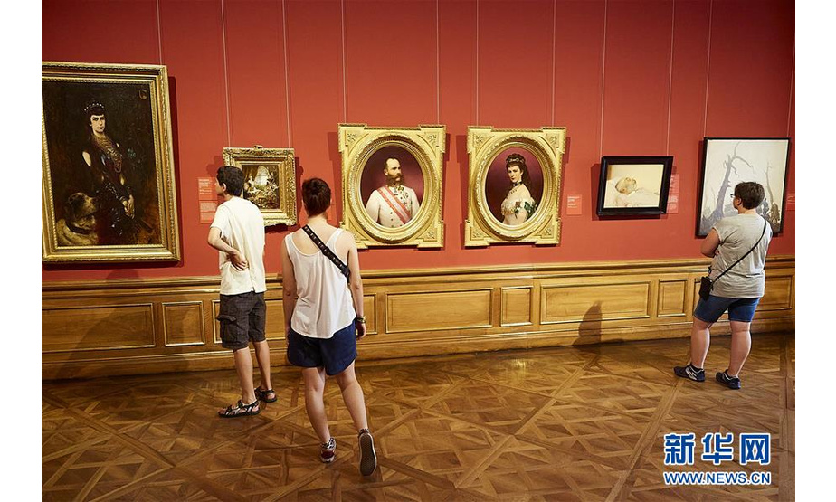 7月1日，人们在奥地利维也纳的上美景宫博物馆参观。 当日，上美景宫博物馆在疫情解封后重新开门迎客。 新华社发（乔治斯·施耐德摄）