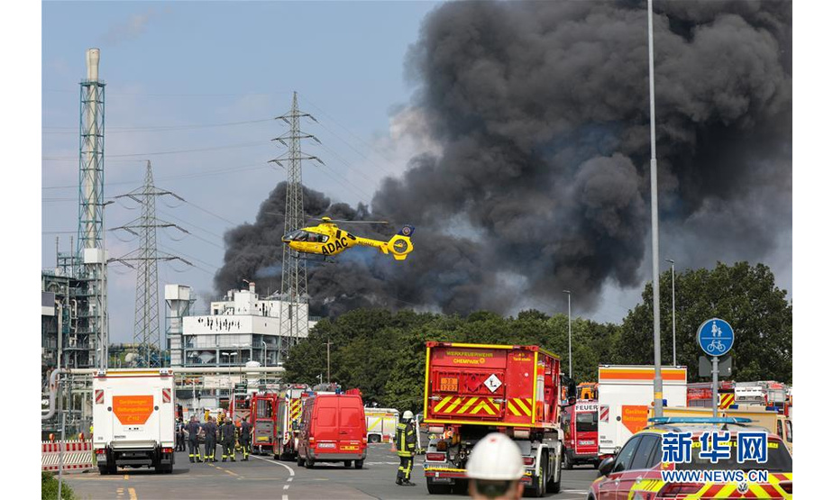 7月27日，消防员在德国西部城市莱沃库森发生爆炸的化工园区附近执行任务。 当日，莱沃库森的化工园区发生爆炸事故，目前已致16人受伤，其中4人重伤，另有5人失踪。 新华社发（蒂姆·厄尔伯曼摄）