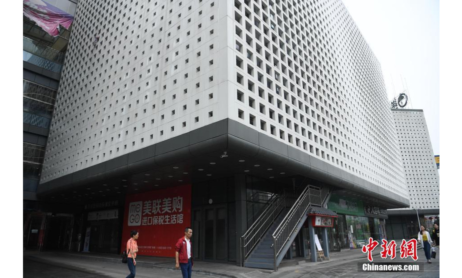 6月25日，重庆街头一建筑外墙十分奇特，墙面上布满了密密麻麻的孔洞，市民戏称这栋建筑为“洞洞楼”。 中新社记者 陈超 摄