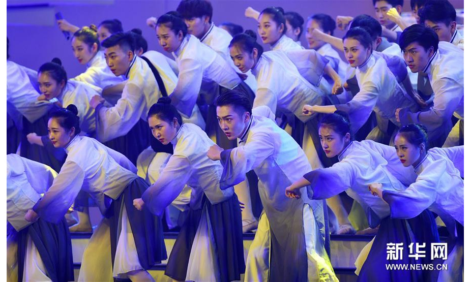 10月17日，演员表演音舞诗画《一路向南》。新华社记者 李然 摄