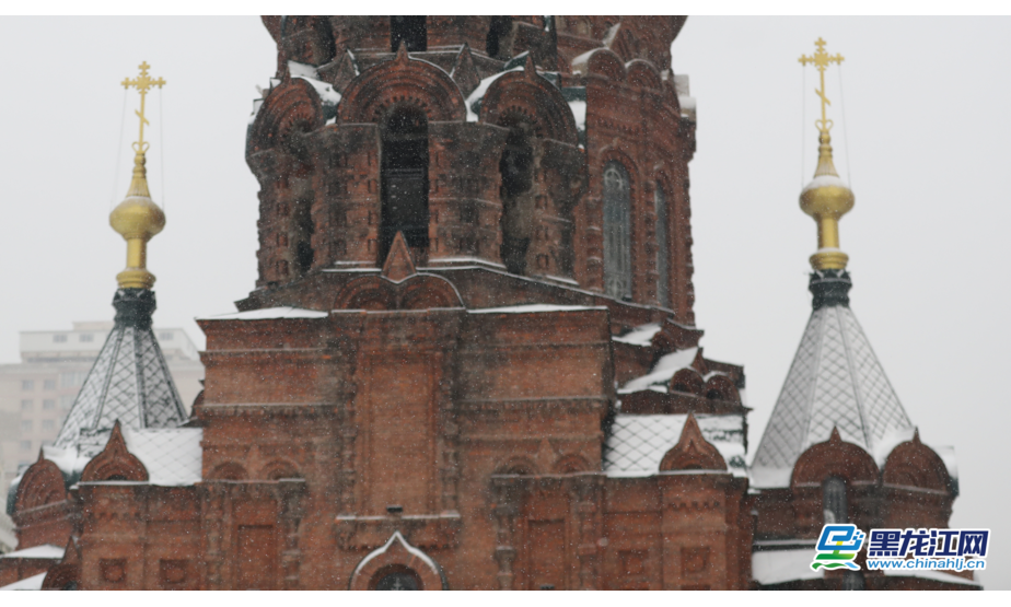雪中的哈尔滨市建筑艺术广场在寒风中矗立，银装素裹。