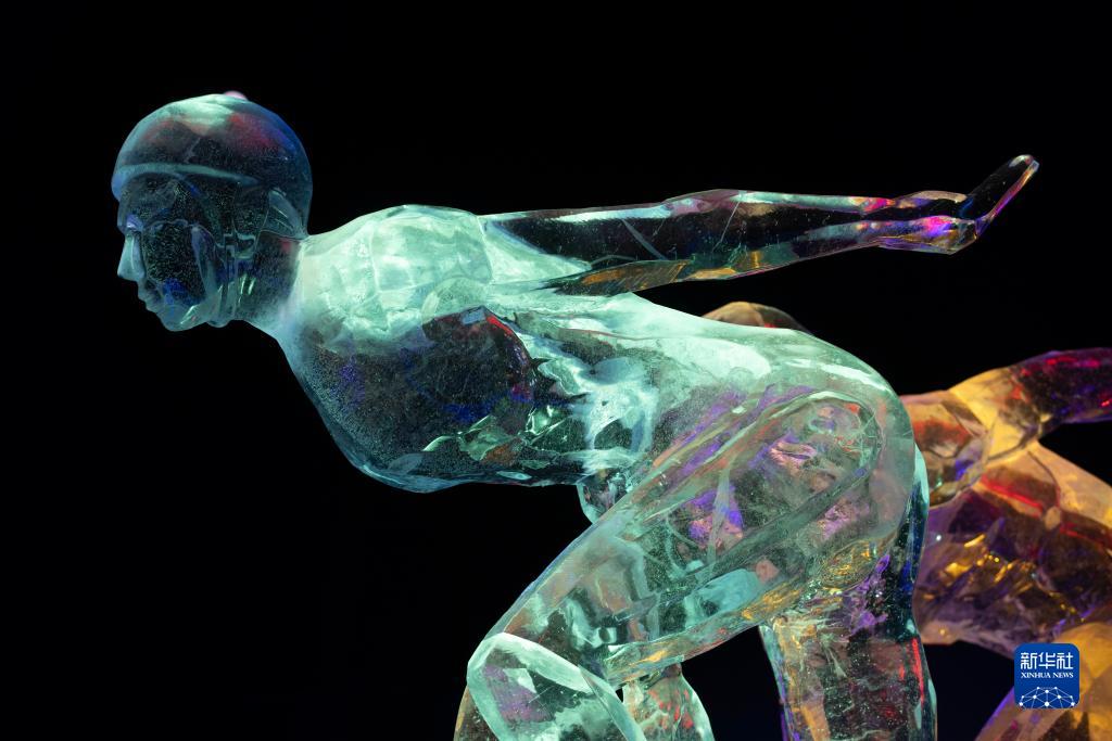 1月17日在哈尔滨市机场路零公里环岛拍摄的冰雪景观。新华社记者 张涛 摄