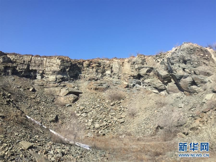 这是乌兰浩特市天骏山治理修复前的一处采石场（2017年3月20日摄）。 天骏山位于内蒙古自治区兴安盟乌兰浩特市郊区，曾因采挖石料而造成山体裸露，植被匮乏，山体上留下了多处深坑。近年来，当地政府加大生态修复力度，为天骏山增添绿色，将荒山改造成旅游景区，吸引游客前往游玩。 新华社记者 刘磊 摄