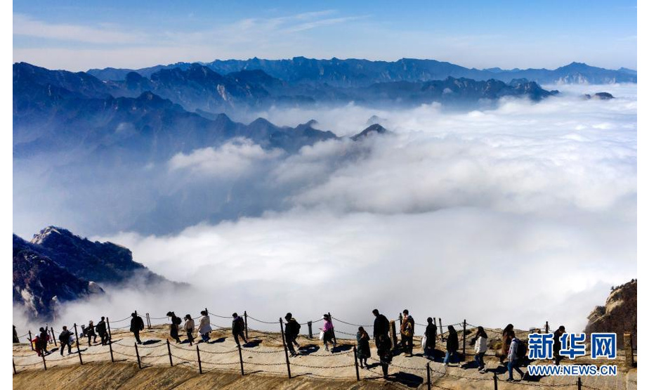 3月9日，游人在华山西峰游览（无人机照片）。

　　当日，西岳华山雨后初晴，山峦间云雾缭绕，美不胜收。

　　新华社记者陶明摄