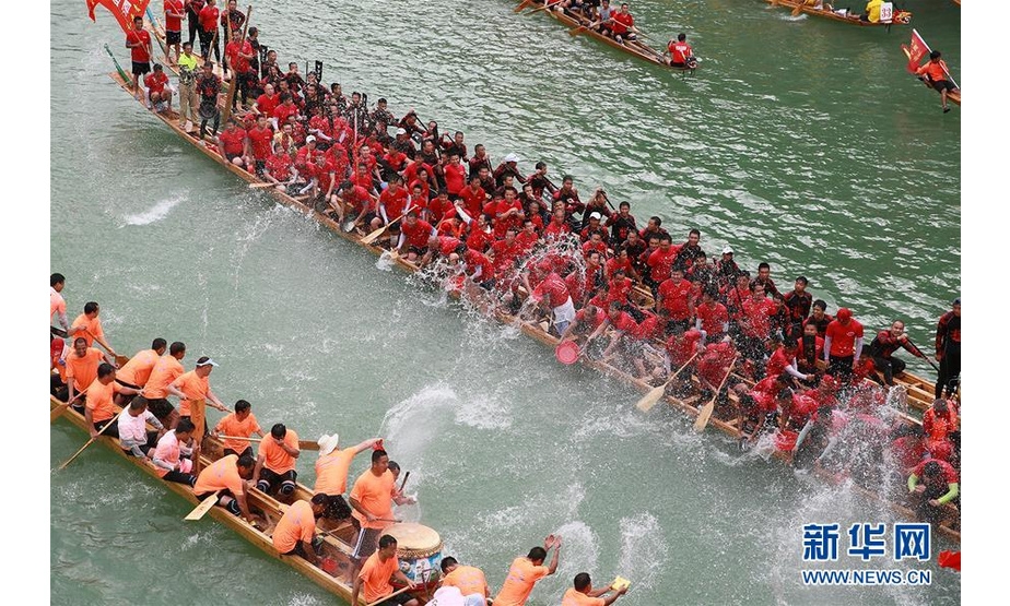 6月5日，人们在贵州省铜仁市碧江区锦江河上参加龙舟巡游活动。 新华社发（伍卫东摄）