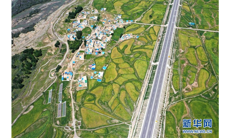 8月16日无人机拍摄的拉林公路沿线风景。 初秋，西藏拉（萨）林（芝）公路沿线的河流、村落、农田等构成一幅幅美丽画卷。 新华社记者 普布扎西 摄