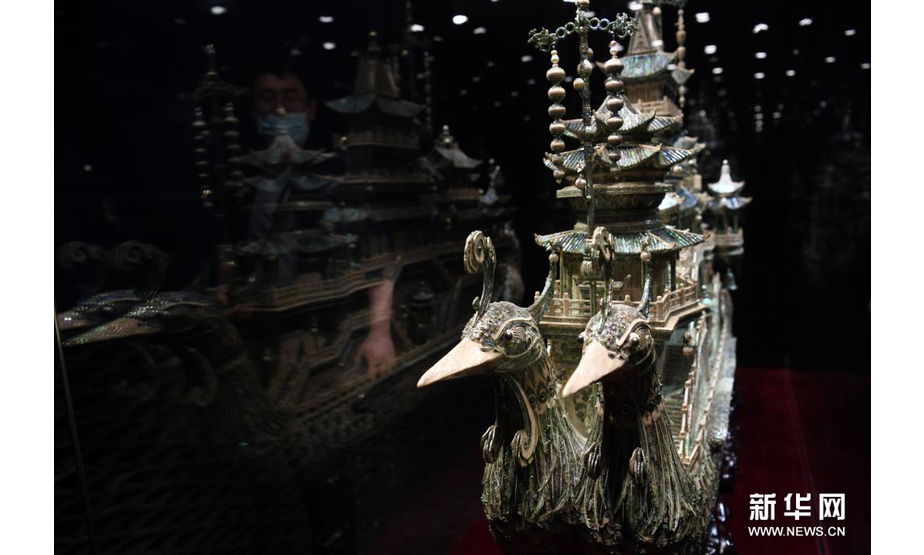 这是5月7日在北京恭王府博物馆拍摄的贝雕作品《凤船》。新华社记者 金良快 摄