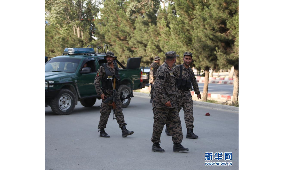 阿富汗机场爆炸,7月22日，在阿富汗首都喀布尔，安全人员抵达爆炸现场。 阿富汗首都喀布尔国际机场附近22日发生自杀式爆炸袭击，造成至少11人死亡。 新华社发（拉赫马特·阿里扎德 摄）