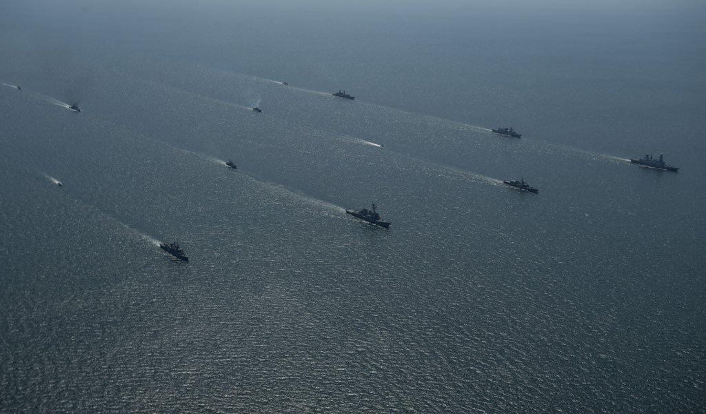 7月12日，由美国和乌克兰主导的“海上微风－2019”多国联合军演进入了最后一天。参演国家的海军舰船在海上列队组成阵型，庆祝演习的结束。