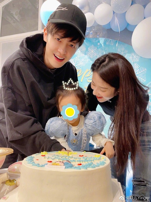 付辛博颖儿晒照为女儿庆生3岁小月亮穿红裙背影乖巧可爱